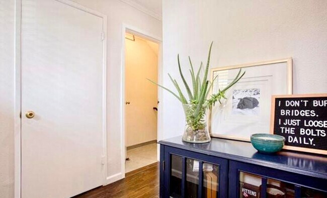 Building Photo - Amazing West LA Location - 2 bd / 2.5 ba T...