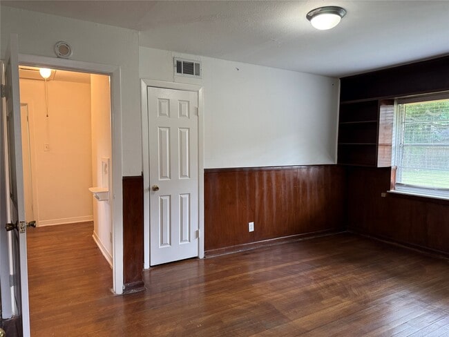 Building Photo - 4013 Newshire Dr