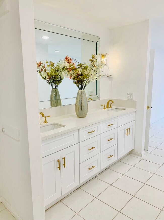 Building Photo - 5301 Balboa Blvd