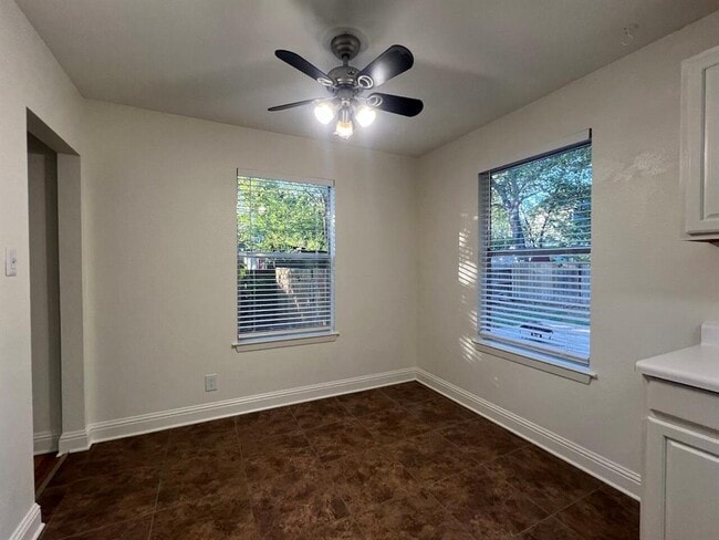 Building Photo - 928 E 56th St