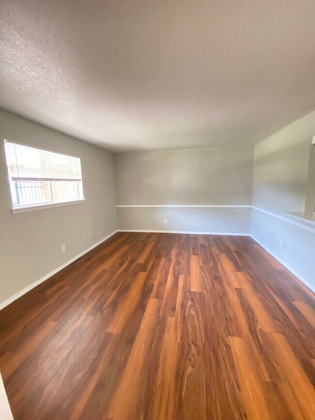 Building Photo - Spacious 1 Bed 1 Bath