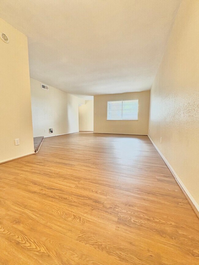 Building Photo - 6200 W Tidwell Rd