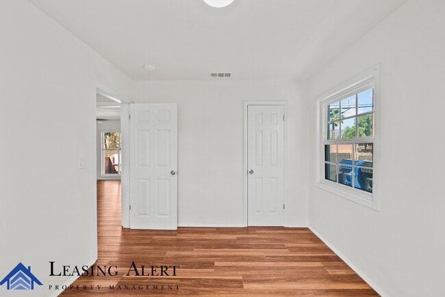 Building Photo - 700 S Kalisher St