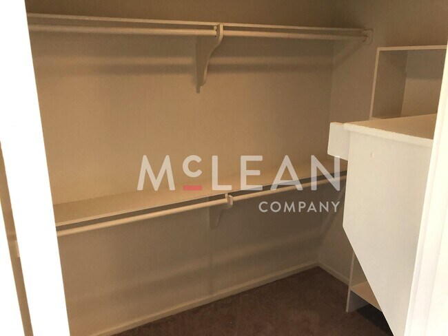Building Photo - Sweet One Bedroom!