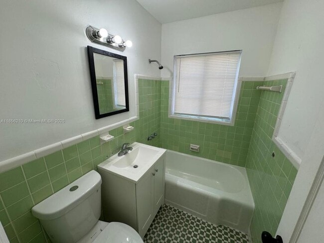 Building Photo - 3 bedroom in Miami FL 33138