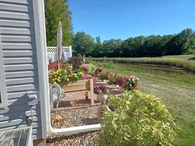 Building Photo - 2 Bedroom 2 Bath End Unit Townhouse - Shakopee