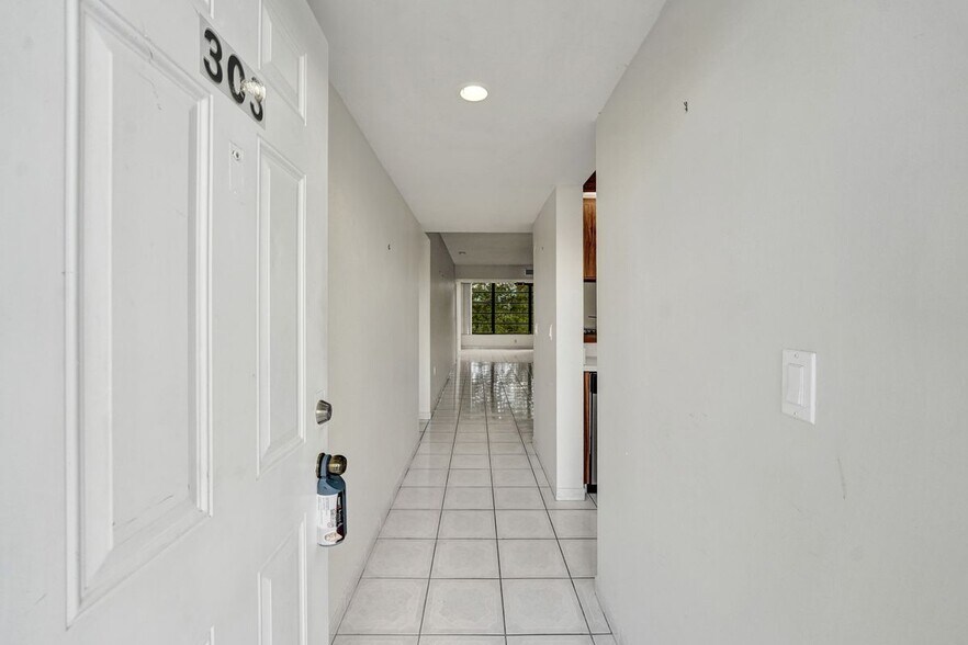 Building Photo - 1502 Whitehall Dr
