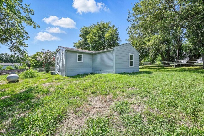 Building Photo - 1206 TX-78 BUS