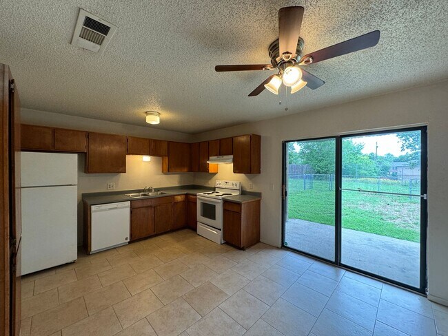 Building Photo - 2515 Bermuda Dr