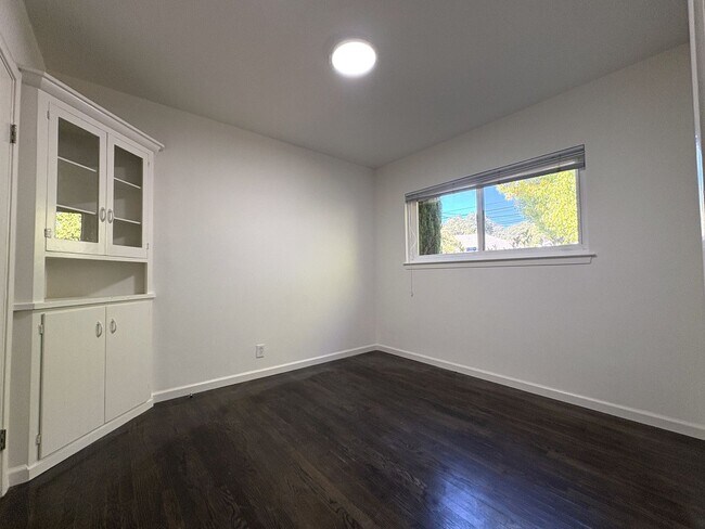 Building Photo - Charming 2 Bedroom, 2 Bathroom Home in Redwood City