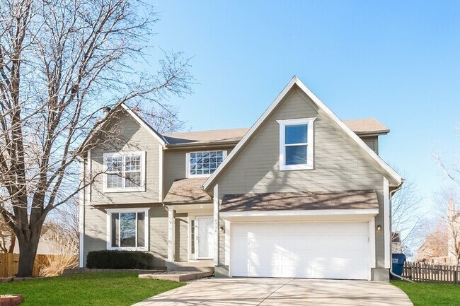 Building Photo - Spacious 4 Bedroom Home