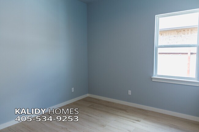 Building Photo - 905 S Howard Ave