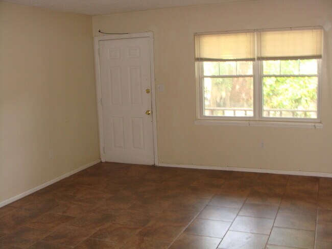 Building Photo - 1 Oak Forest Ln