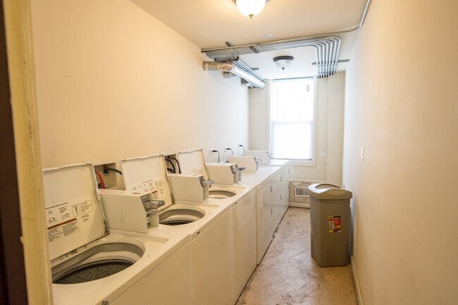 Building Photo - 4742 N Hermitage Ave