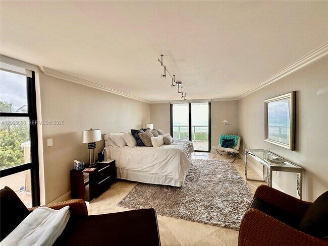 Building Photo - 6423 Collins Ave