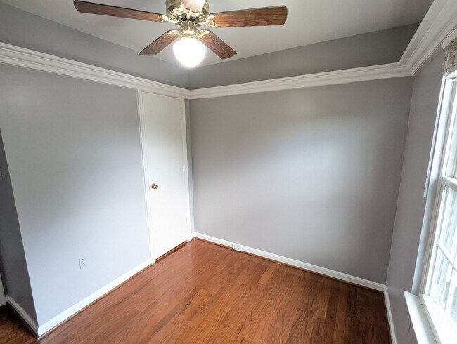 Building Photo - Beautifully maintained townhouse in Tuscar...