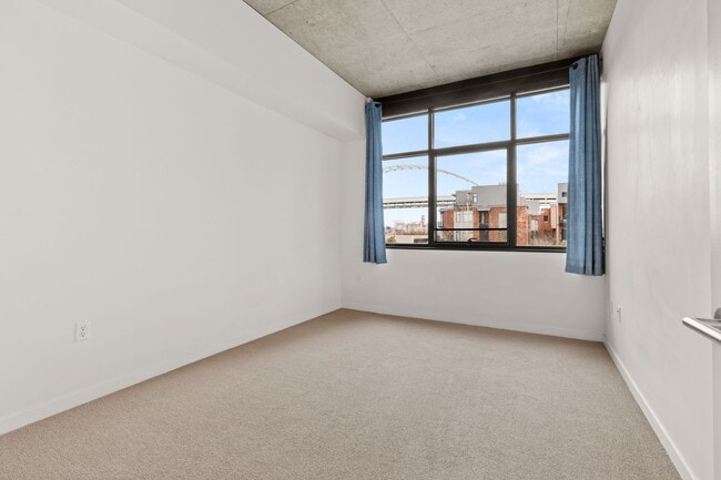 Building Photo - 1830 NW Riverscape St