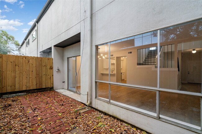 Building Photo - 1300 Augusta Dr