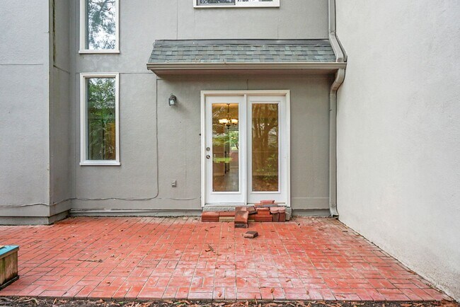 Building Photo - Spacious, Newly Renovated Villa Overlookin...