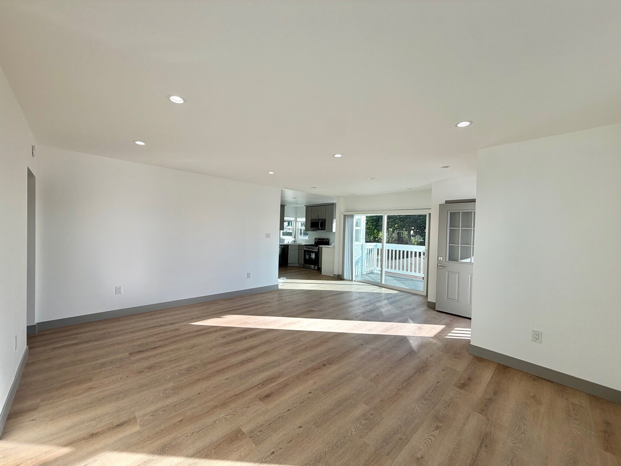 Living Room - 626 N Irena Ave