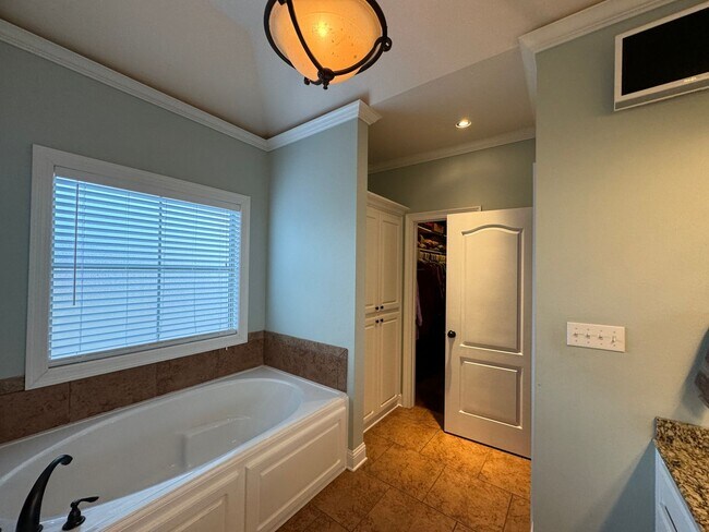 Building Photo - 304 Boulder Dr