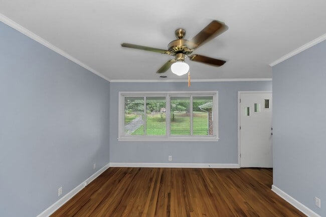 Building Photo - Your new home Awaits!