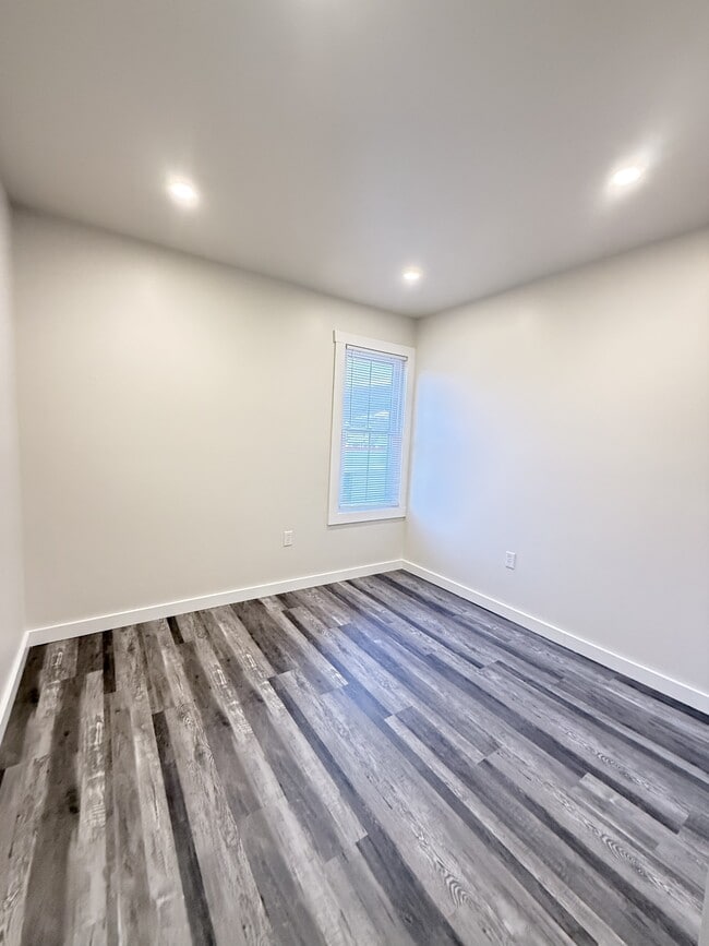 Building Photo - 629 Main St