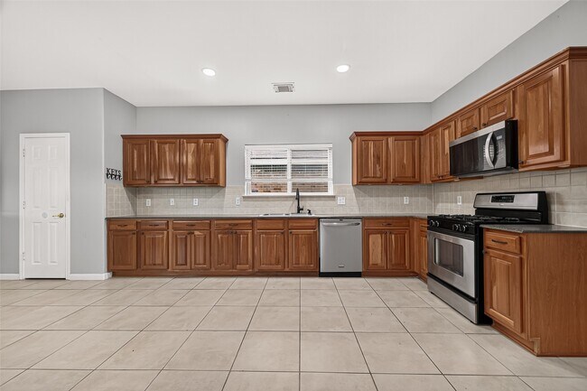 Building Photo - 3223 Legends Creek Dr