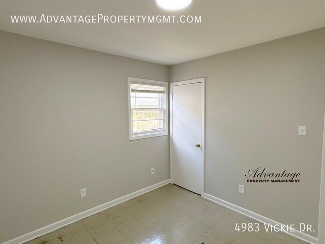 Building Photo - 4983 Vickie Dr