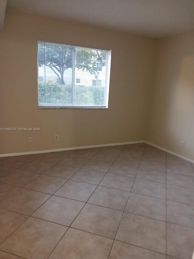 Building Photo - 300 Gardens Dr