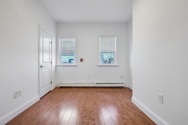 Building Photo - 76 Hutton St