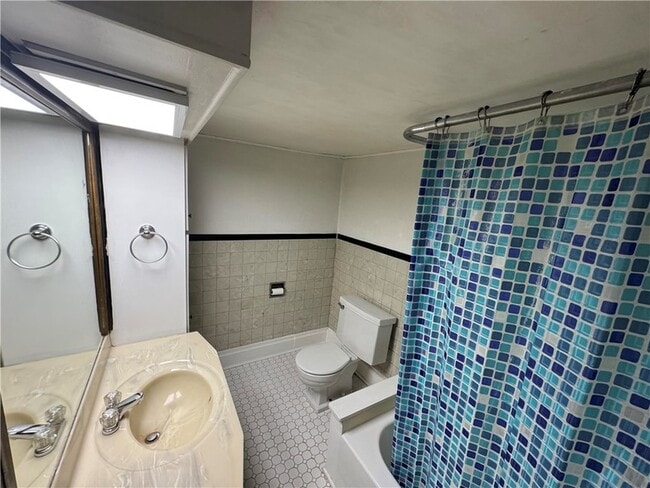 Building Photo - 576 Glenfield Rd