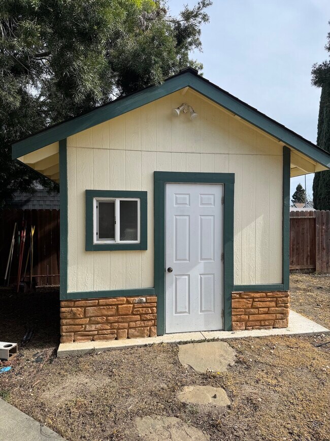 Building Photo - 873 Sonnet Wy