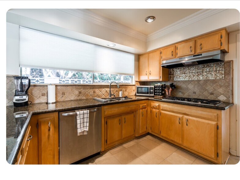 Kitchen - 15707 Varden St