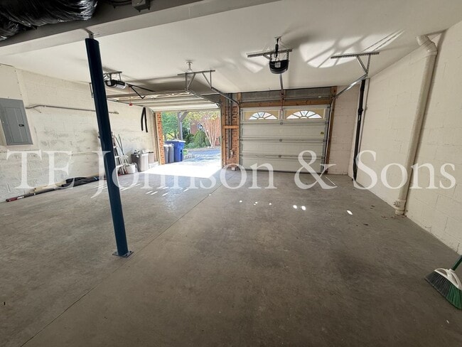 Building Photo - Spacious 3BR Home with Vaulted Ceilings, Gas Logs & Two Car Garage in Winston-Salem