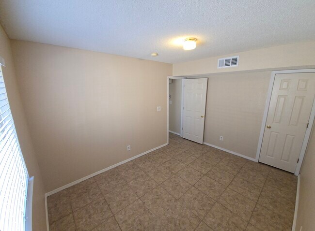 Building Photo - 10493 Kirkland St