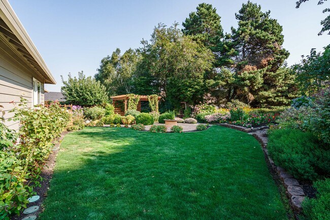 Building Photo - Beautifully Landscaped 1/4 acre with Well Maintained 4 bedroom 2 Bath Home with 3 Car Garage