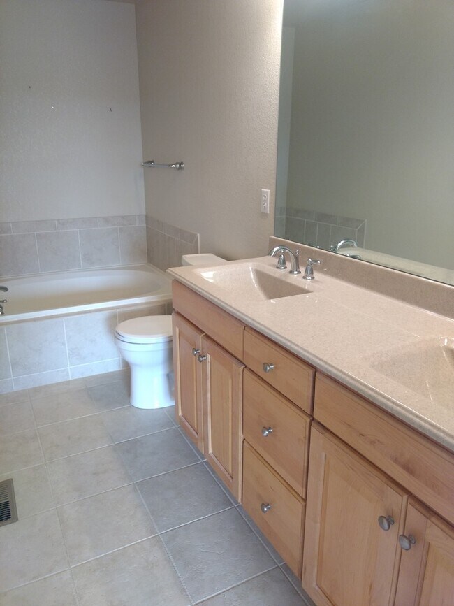 Building Photo - 2 bed/3 bath with spacious finished basement!