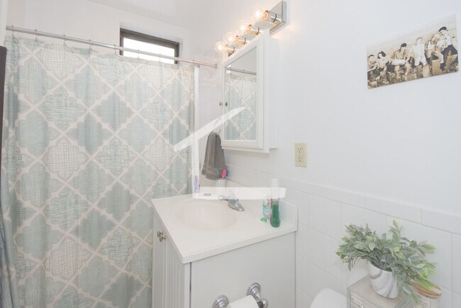 Building Photo - Avl 9/1 - No fee! Lovely 2BR/1BA in elevator building in Allston