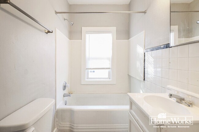 Building Photo - Adorable 2 Bedroom Home