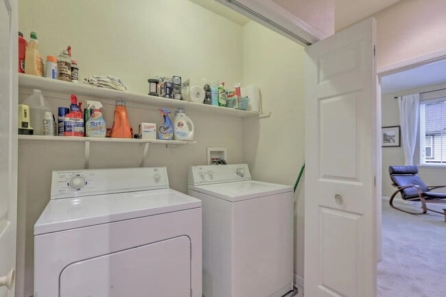 Building Photo - 18 Flora Ln