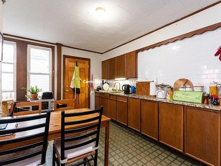 Building Photo - 111 Belmont St