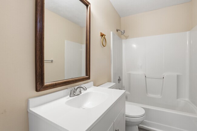 Building Photo - Ash St Ex