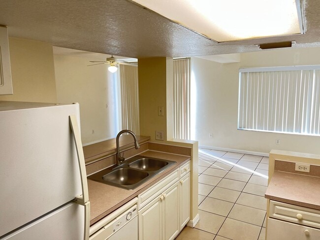 Building Photo - 3bed/2bath townhouse close to Disney includes utility (restrictions apply)