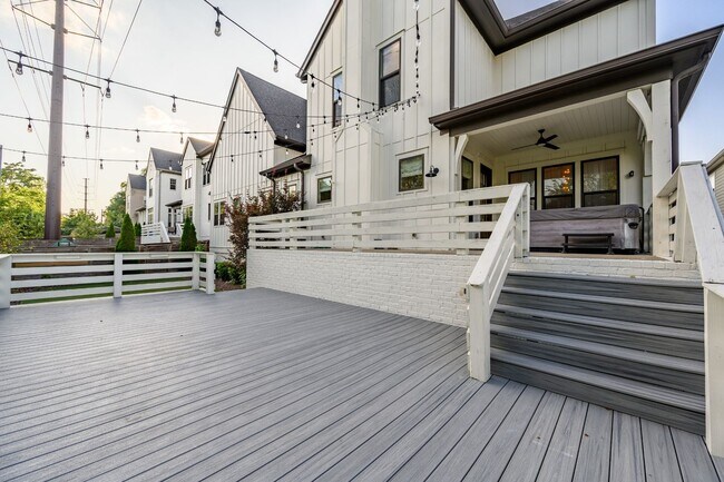 Building Photo - **LIKE-NEW, HIGH-END EXECUTIVE HOME WITH INCREDIBLE OUTDOOR ENTERTAINING IN IDEAL LOCATION**