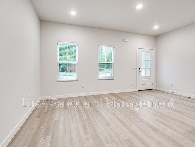 Building Photo - 612 W 2nd St