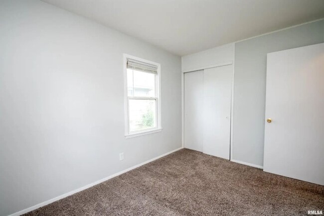 Building Photo - West Cindy Lane