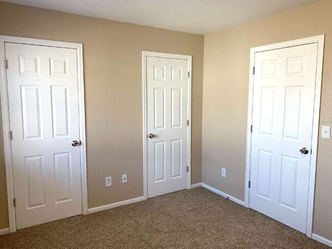 Building Photo - "Spacious 4-Bedroom Haven with 2 Full Baths in Prime Fort Collins Location!"