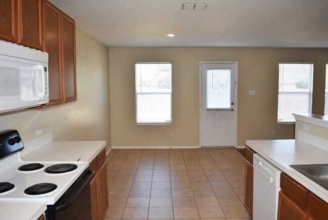 Building Photo - "Great 3-2-2 Home with Open Floor Plan and Spacious Backyard!"