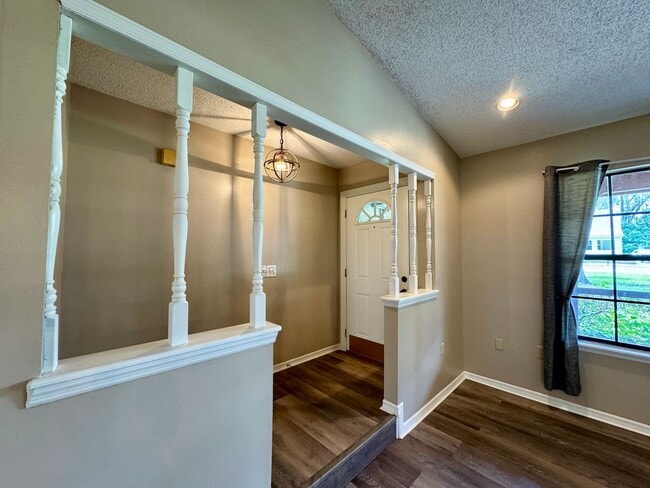Building Photo - Fantastic 3/2 Sorrento Home with NO HOA!